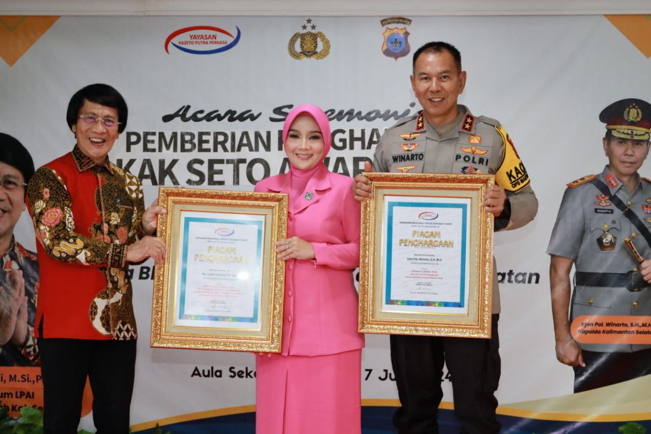 PENERIMAAN PENGHARGAAN KAK SETO AWARD KEPADA KAPOLDA KALIMANTAN SELATAN