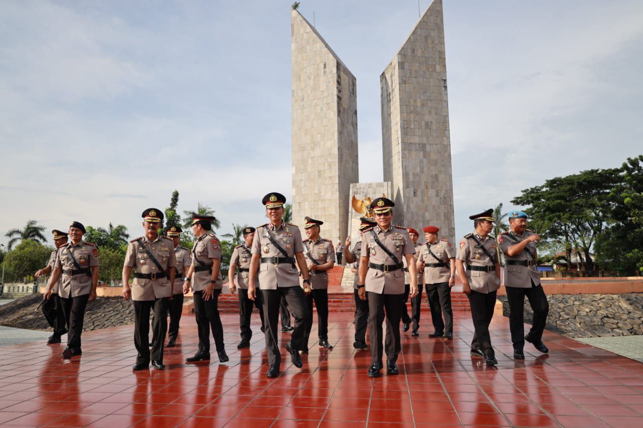 ZIARAH ROMBONGAN DALAM RANGKA PEMBINAAN TRADISI PERINGATAN HARI BHAYANGKARA KE-78 TAHUN 2024